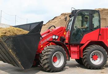 Neue knickgelenkte Teleradlader von Schäffer für Biogasanlagen und Landwirtschaft