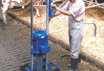 Agitatore per pavimento grigliato